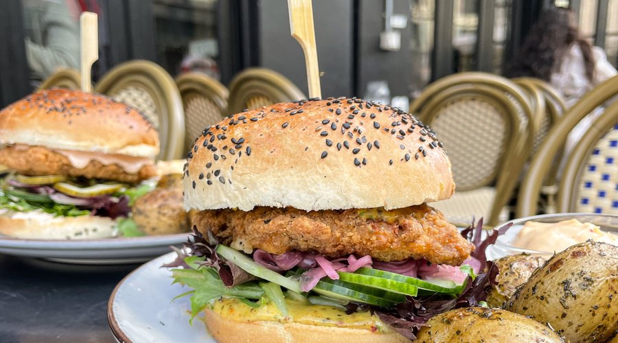 Crispy chicken burger med krydret sprød kylling, frisk salat, agurk, rødløg, pickles, hjemmelavet burgerdressing. Serveres med ovnstegte kartofler og chilimayonnaise.