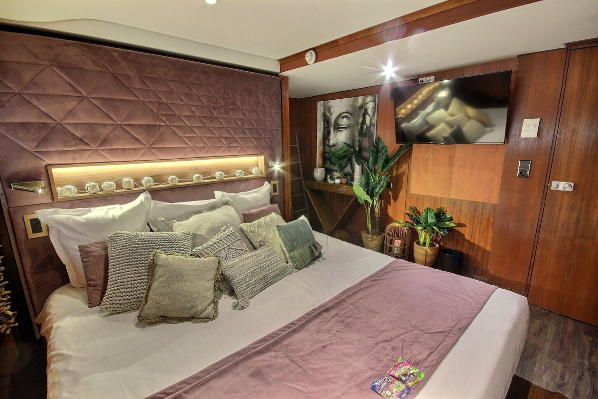 paris vip yacht hotel