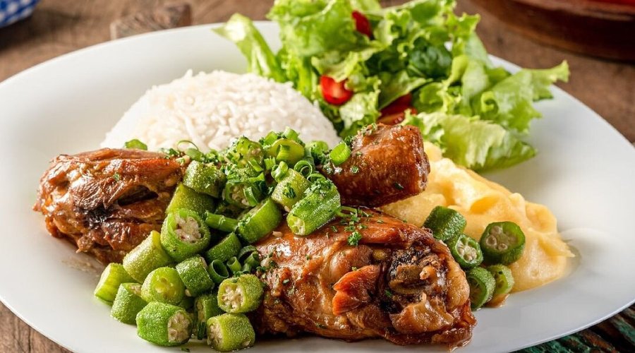 Frango com quiabo mineiro
