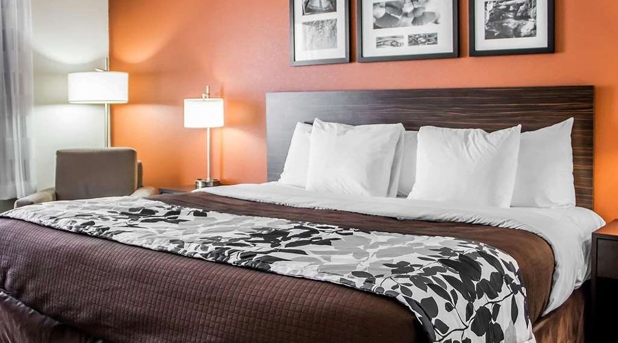 Guest room with king bed