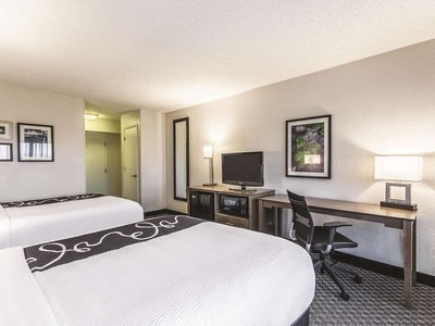 Hotel photo 12 of La Quinta Inn & Suites by Wyndham Virginia Beach.