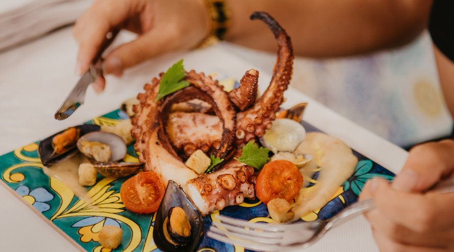 Nuestros entrates del mar... Pulpo con crema de patatas cocidas en agua de almejas
