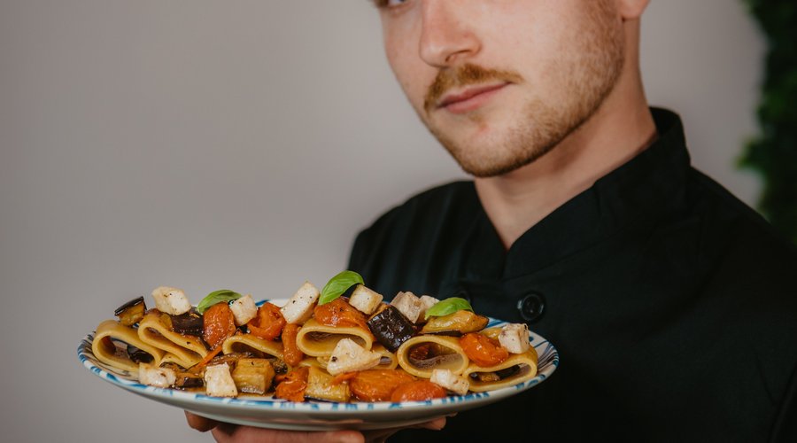 Antonio y nuestros Paccheri super cremosi con pescado emperador