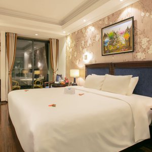 Junior Suite Double with Street Balcony (1 big double bed)