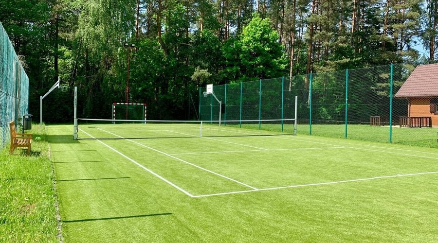 Na terenie Warmia Resort znajduje się boisko wielofunkcyjne.