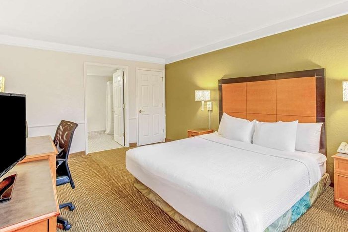 HOWARD JOHNSON BY WYNDHAM AIRPORT FLORIDA MALL $54 ($̶8̶0̶