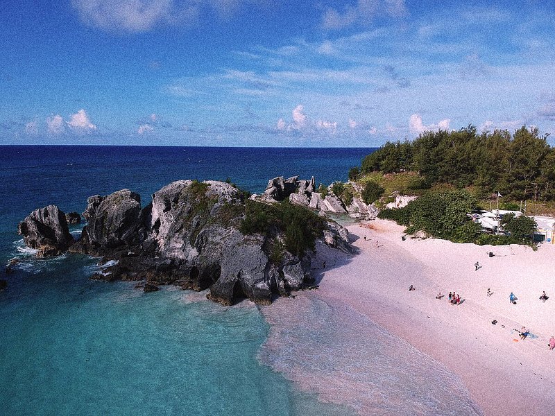 Le sable rose et l'eau turquoise des Bermudes >>>