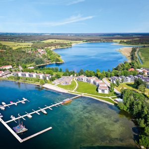Vogelperspektive auf die Appartementanlage von MAREMÜRITZ und den Yachthafen