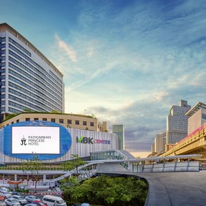 Pathumwan Princess Hotel in Bangkok, image may contain: City, Urban, Metropolis, Office Building