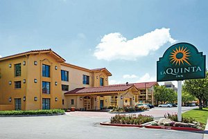 La Quinta Inn by Wyndham Fresno Yosemite in Fresno, image may contain: Hotel, Inn, City, Resort
