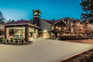 La Quinta Inn & Suites by Wyndham Flagstaff in Flagstaff, image may contain: Housing, Waterfront, Suburb, Hotel