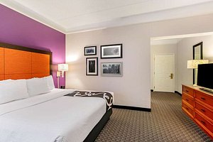 https://dynamic-media-cdn.tripadvisor.com/media/photo-o/23/6c/13/fa/guest-room.jpg?w=300&h=-1&s=1