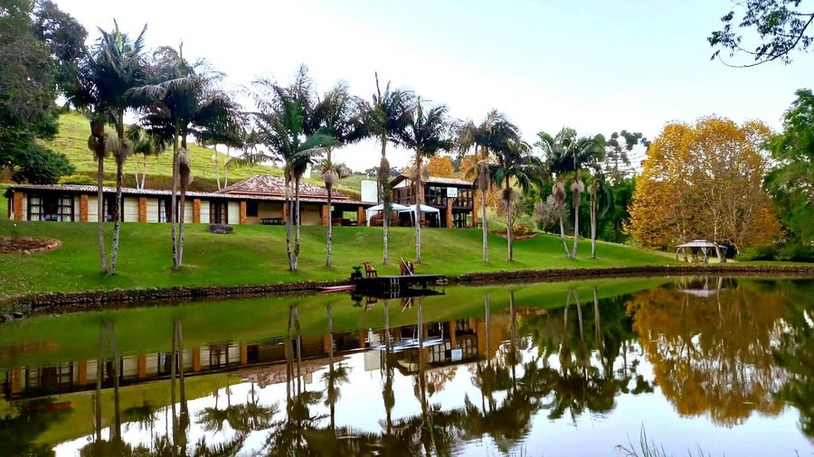 Vista da frente da Pousada, com lago de carpas.