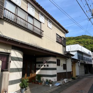 橋口旅館の外観。となりに割烹料理屋を併設しています。