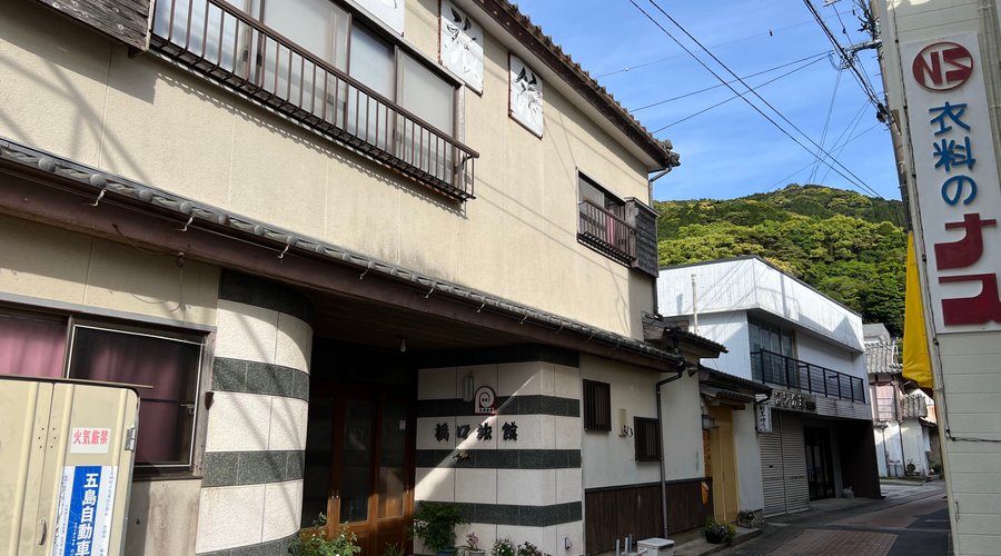 橋口旅館の外観。となりに割烹料理屋を併設しています。