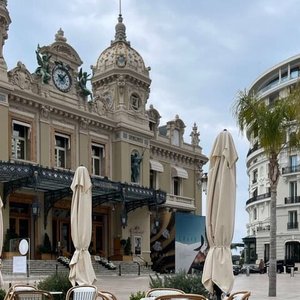 Hôtel de Paris Monte-Carlo - The Queen of Art, a major chess pop up on the  Place du Casino. Are you ready to play?