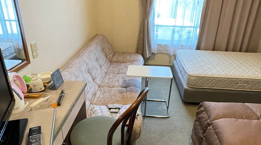 結構広く、綺麗な部屋でした。冷蔵庫もあります。