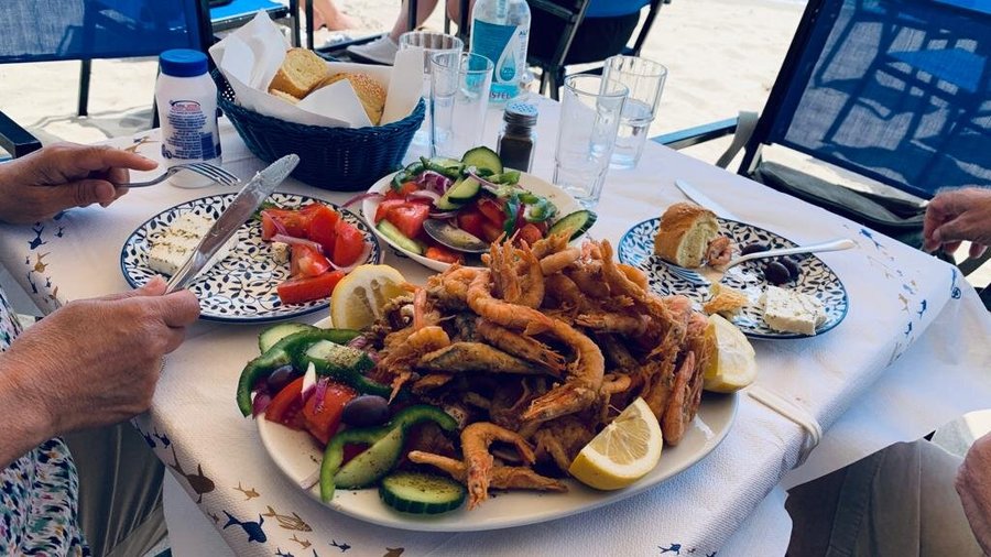 Απολαύστε μια ποικιλία ψαρικών στην ψαροταβέρνα Nikos Bar