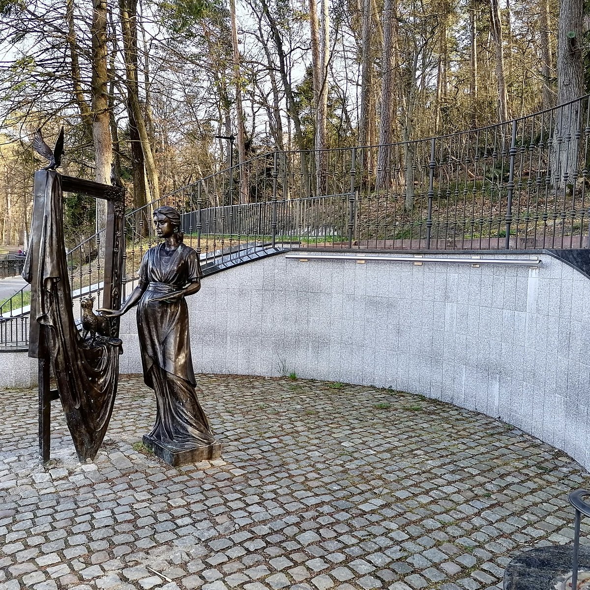 Скульптуры в парке Лопатинский сад