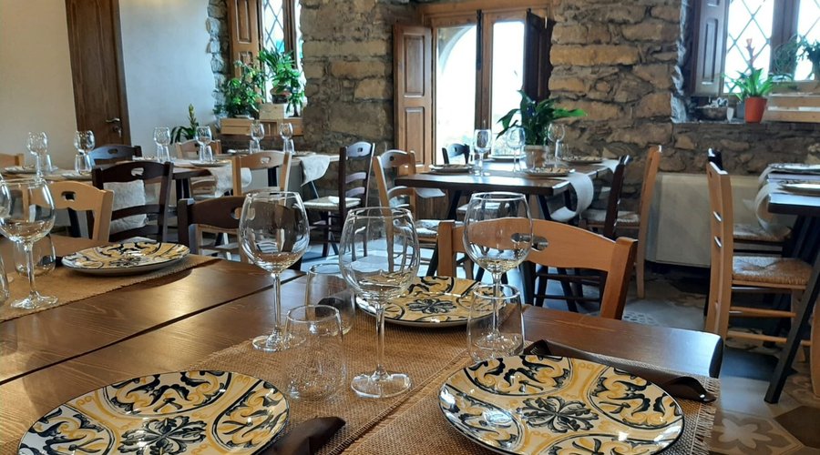 Sala con dettaglio di scorcio in pietra