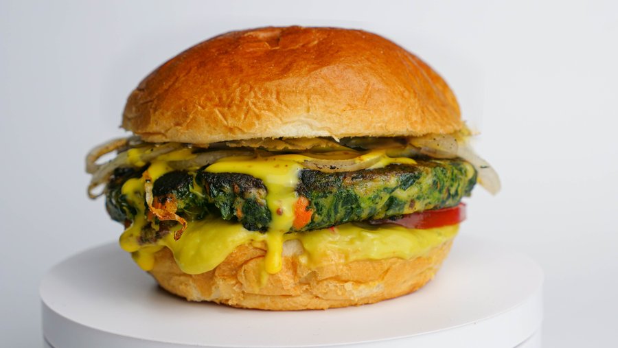 Triceratops- Opción vegana igualmente sabrosa
-120gr veggie burger, tomate, cebolla plancha, cebolla
crujiente, puré de aguacate y salsa raptor.