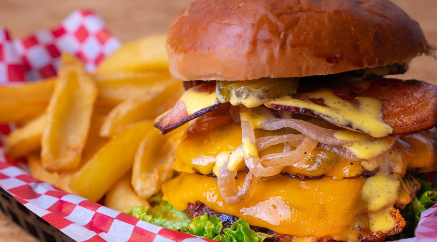 ¿Te podrás resistir a una TITANOBURGER con patatas?