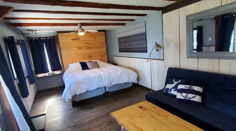 The Cabin Suite boasts a King bed and a convertible sofabed (double)