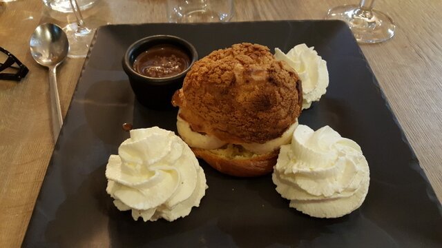 La Profiterole : gros choux et son craquelin cuit à la demande (40min de cuisson) glace vanille, sauce au chocolat et chantilly