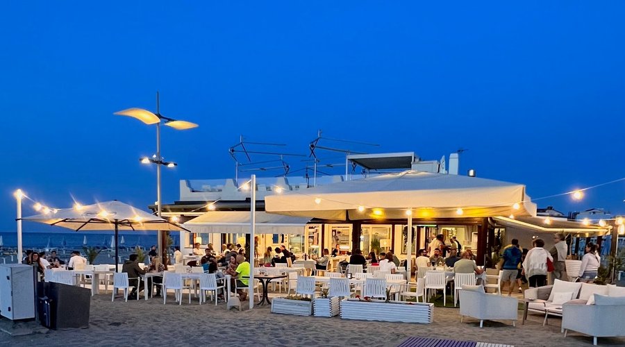 La Piazzetta Misano vista la sera