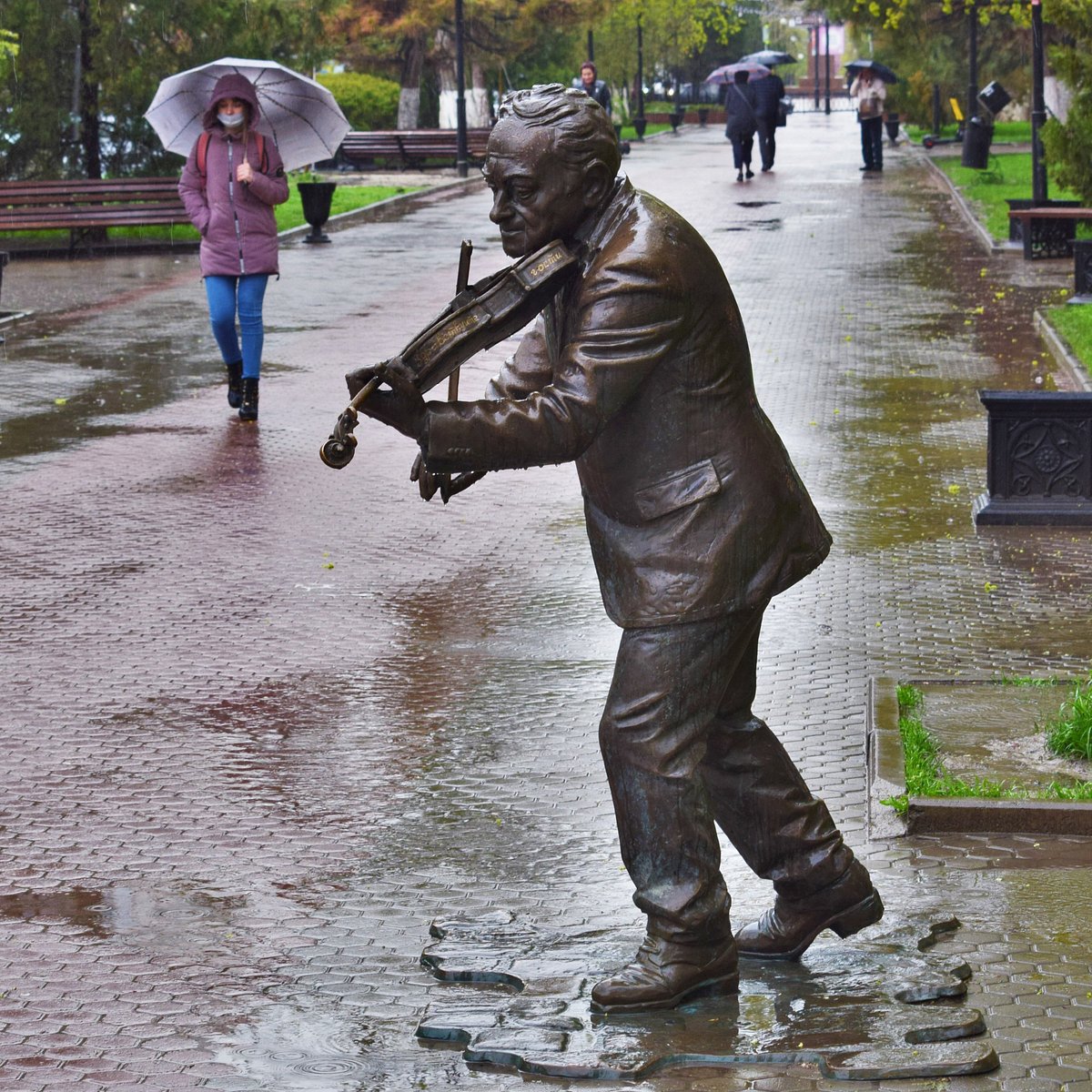 Скрипачу моне. Памятник скрипачу в Ростове.