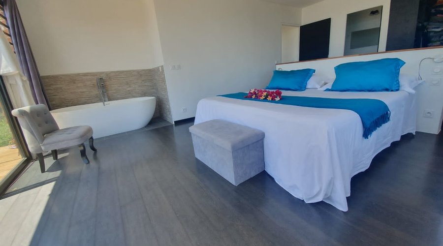 Lit super king size et baignoire de la suite de la Villa Bounty