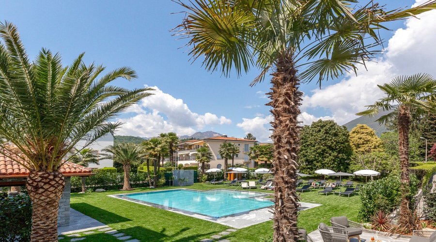 Unser neu gestalteter Schwimmbadbereich mit Poolbar "Oasis"