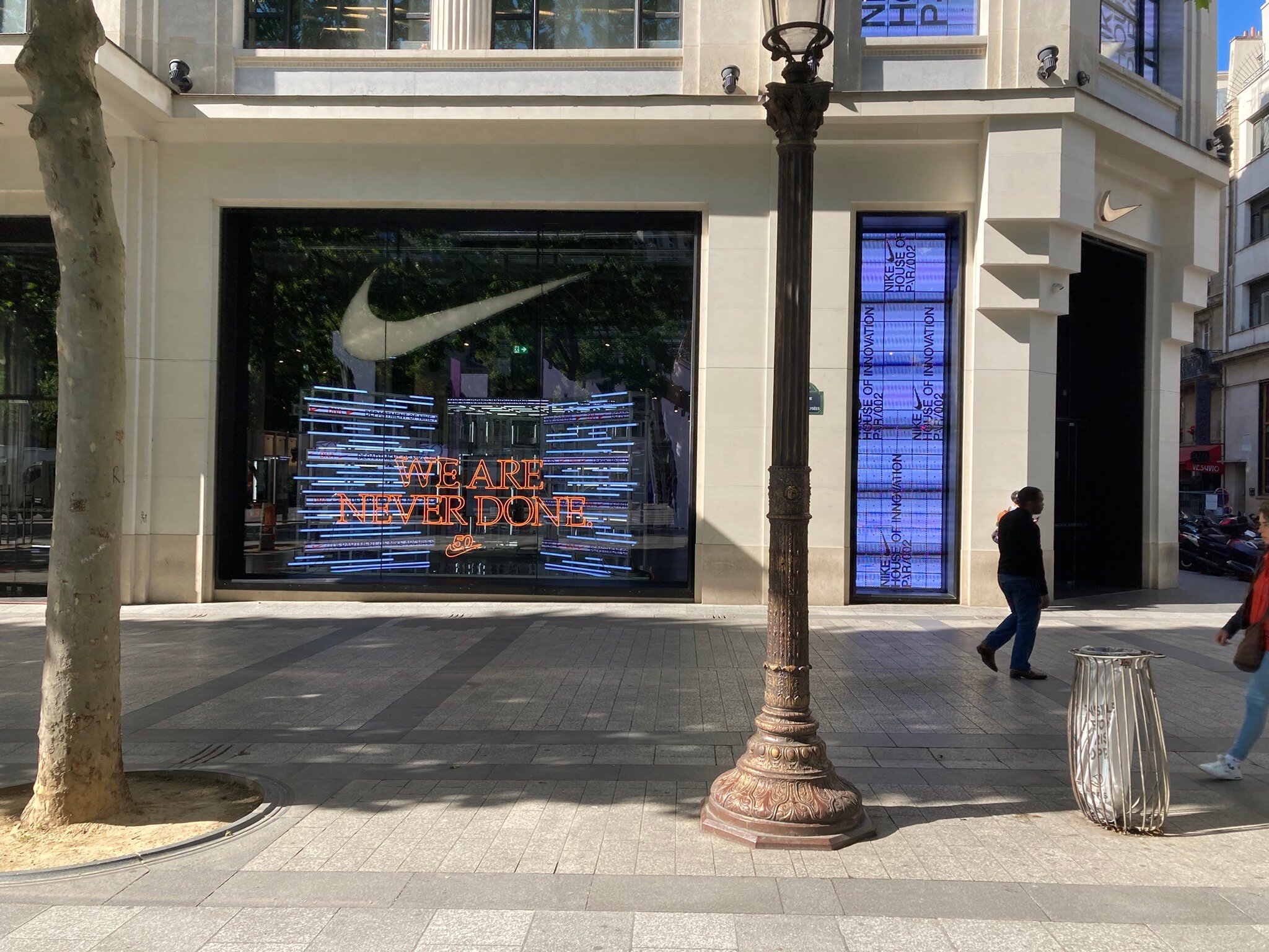 Nike store outlet champs elysees paris