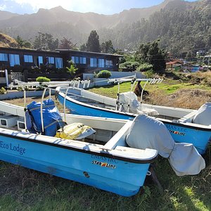Isla Pacifico Eco Lodge  y sus 2 embarcaciones para realizar tours maritimos de intereses especiales