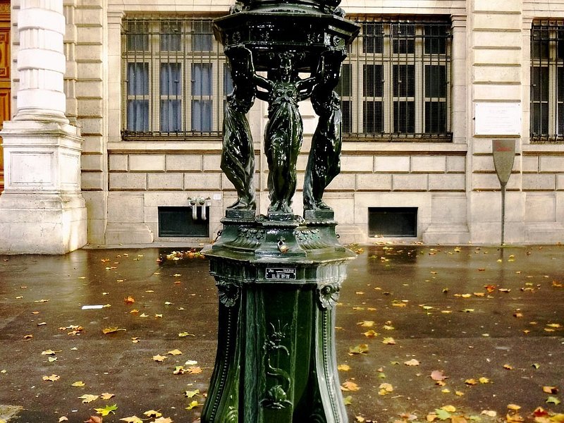 wallace fountains paris