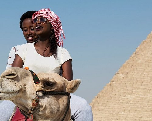 tourist photo giza pyramids