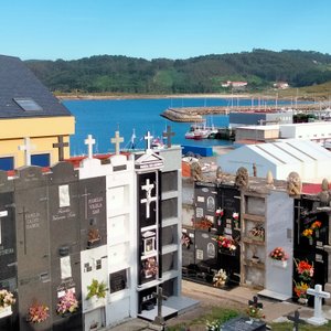 Típico cementerio gallego, solo que en esta caso en plena ría de Muxía. Interesante. Está entre el pueblo y el Santuario de Nª Sra. de la Barca.