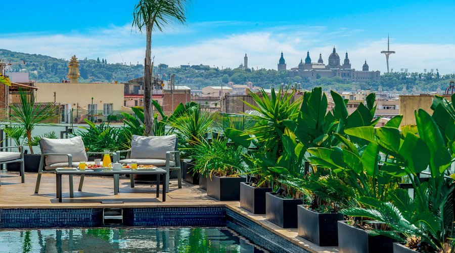 Vistas a Montjuic desde la piscina en la zotea del Hotel Cram