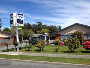 Arran Motel in Te Anau, image may contain: Hotel, Neighborhood, Motel, Car