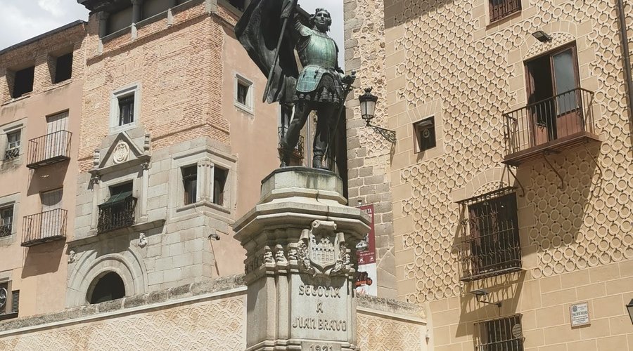 Monumento a Juan Bravo.