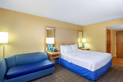 Hotel photo 2 of La Quinta Inn & Suites by Wyndham Sarasota Downtown.