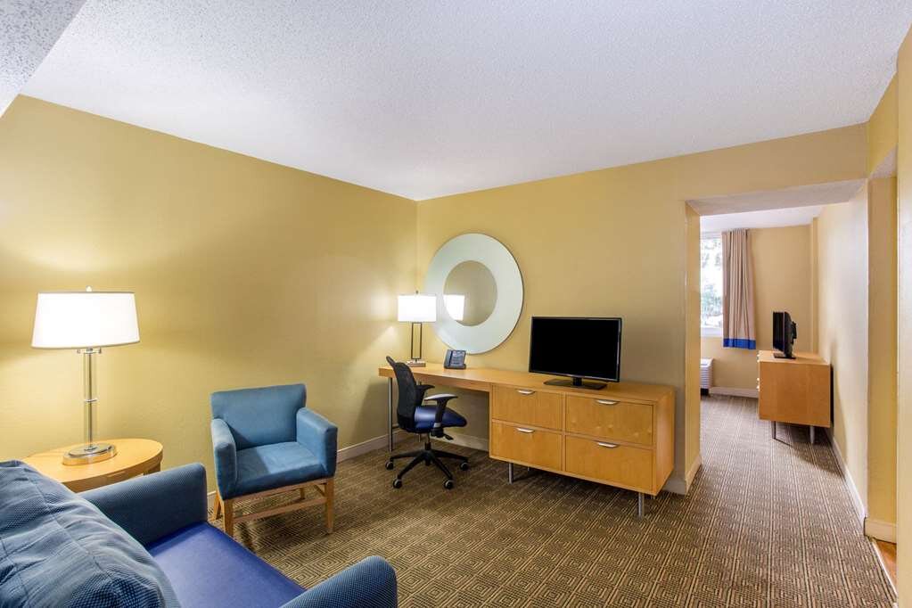 Hotel photo 17 of La Quinta Inn & Suites by Wyndham Sarasota Downtown.
