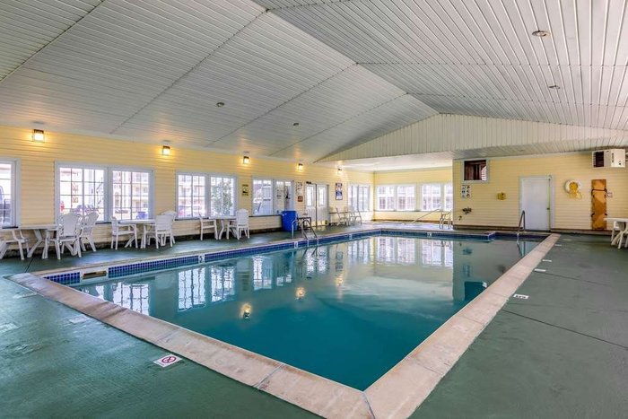 Quality Inn Lakefront Pool: Pictures & Reviews - Tripadvisor