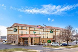 La Quinta Inn & Suites by Wyndham Rockford in Rockford, image may contain: Hotel, Inn, City, Pickup Truck