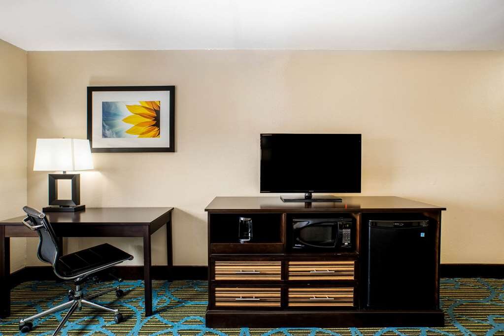 Hotel photo 16 of La Quinta Inn & Suites by Wyndham Emporia.