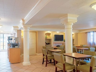 Hotel photo 2 of La Quinta Inn by Wyndham New Orleans Veterans / Metairie.
