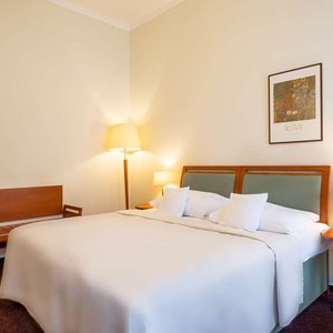 Guest room with double bed(s)