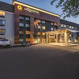 La Quinta Inn & Suites by Wyndham Hartford - Bradley Airport in Windsor Locks, image may contain: Hotel, Inn, City, Urban