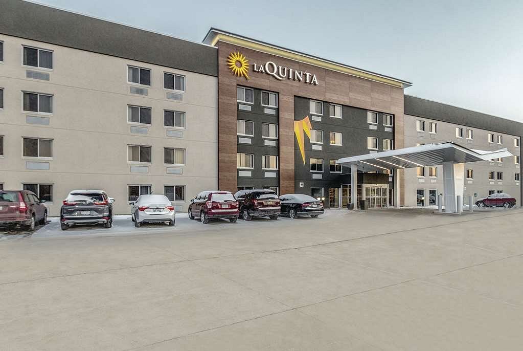 La Quinta Inn &amp; Suites by Wyndham Cleveland - Airport North, hôtel à Middleburg Heights