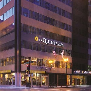 La Quinta Inn & Suites by Wyndham Chicago Downtown in Chicago, image may contain: City, Lighting, Urban, Shopping Mall